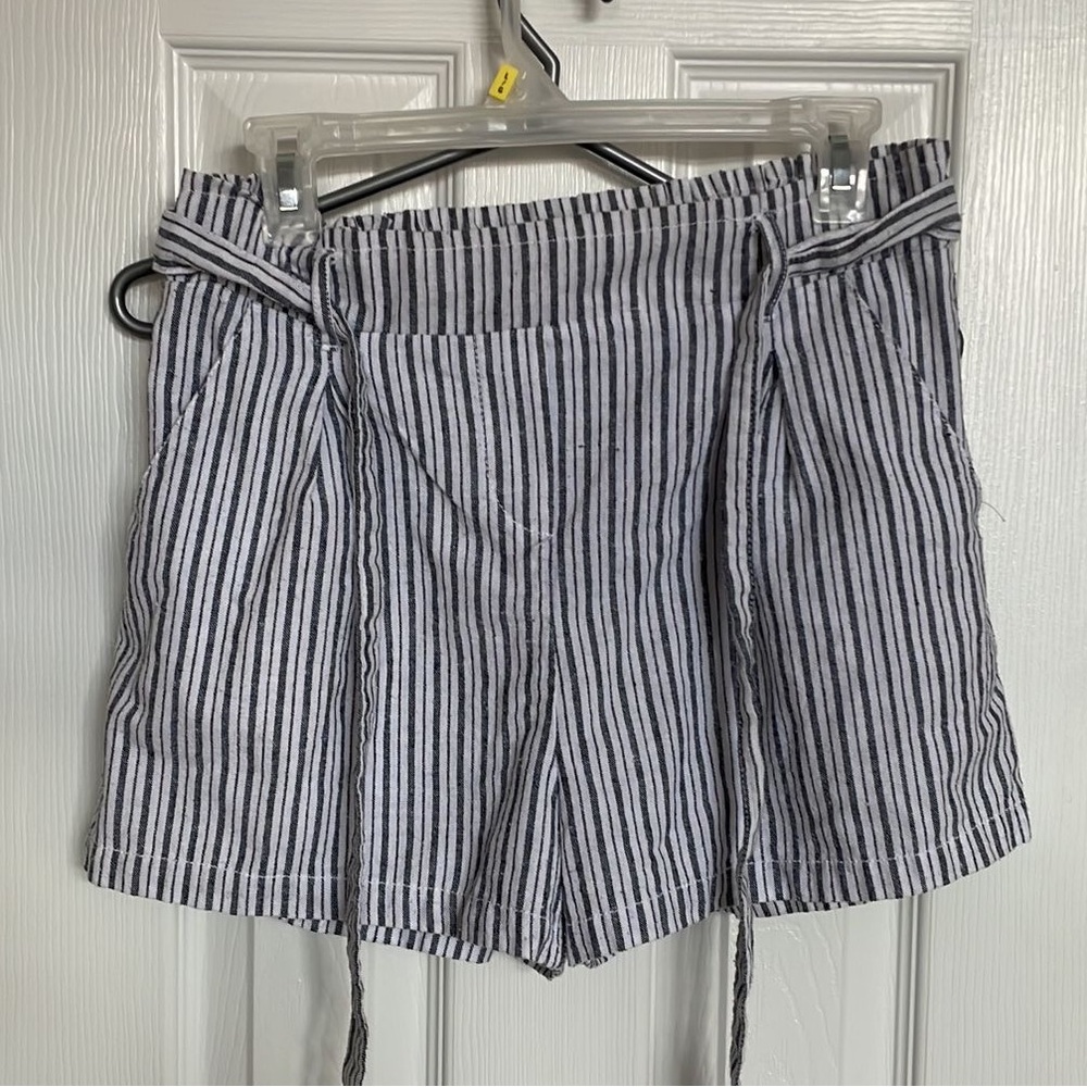 Stripped shorts with waist tie